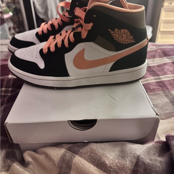 Jordan Air Mid SE Sneakers in White and Black - Picture 2 of 3